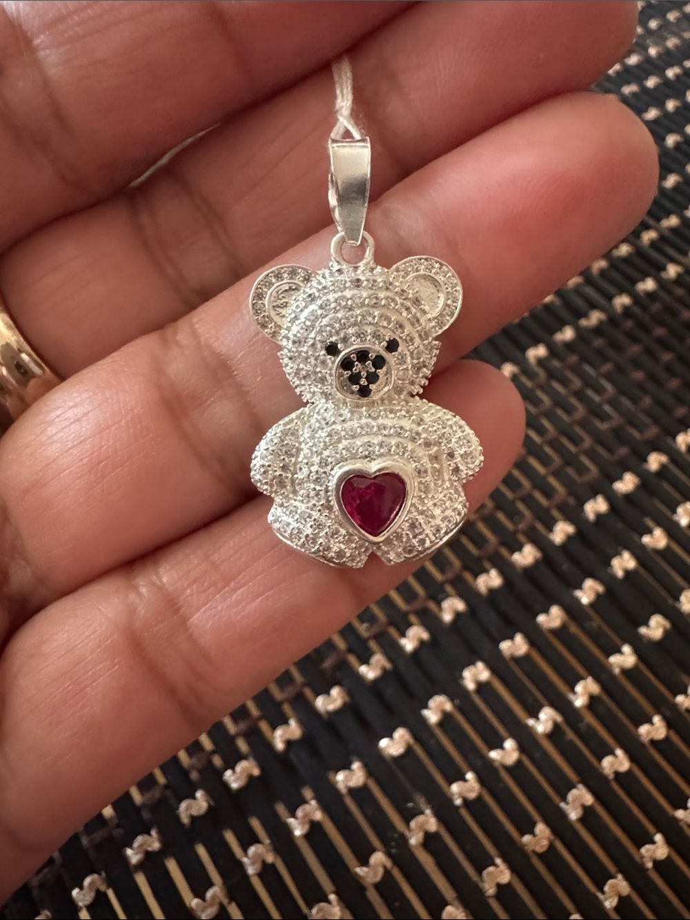 Sparkling Silver Teddy Bear Necklace with Ruby Heart Accent (plata 9.25)